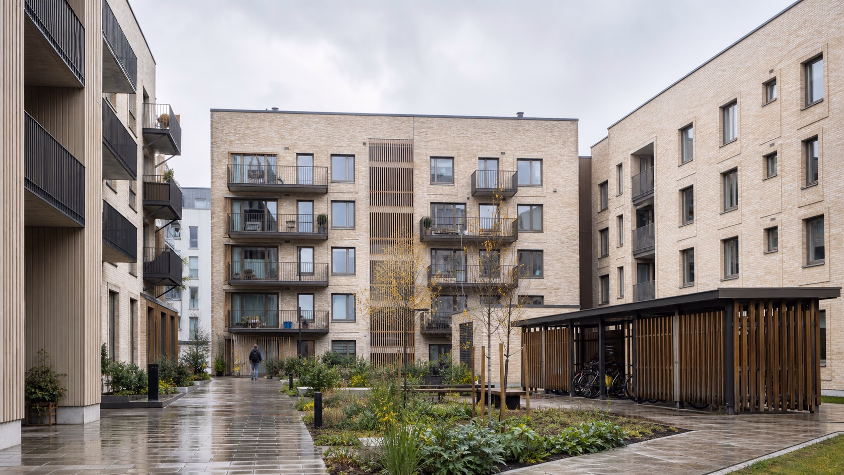 Modern bostadsgård med flerbostadshus i ljust tegel